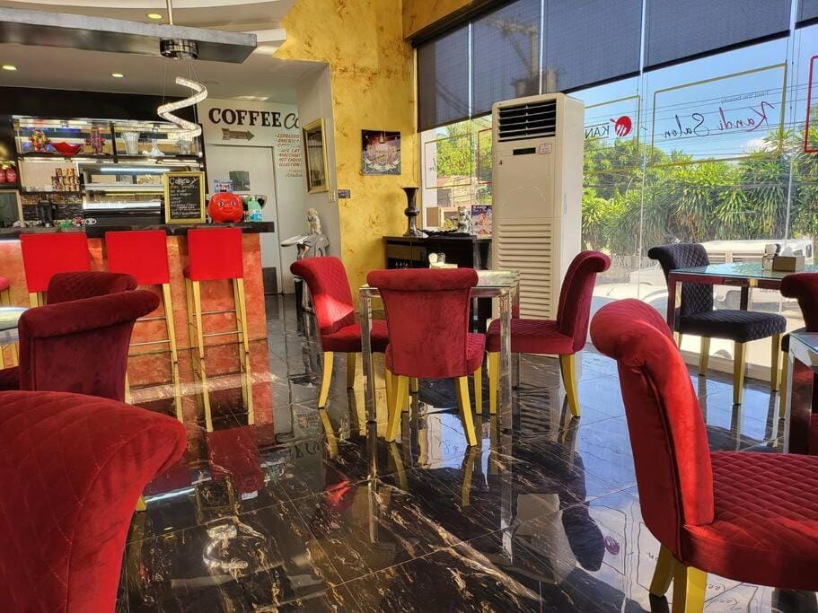 Sheryll Escapes - Kandi big 1 BR, king bed, free housekeeping, fiber fast internet Apartment in Angeles