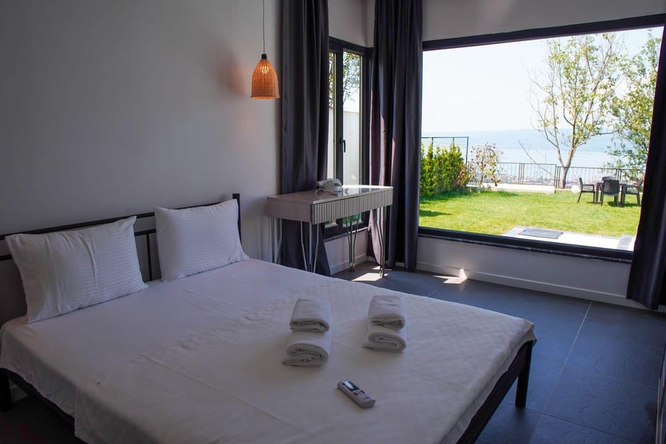 Photo of the whole room, Bedroom, Lake view