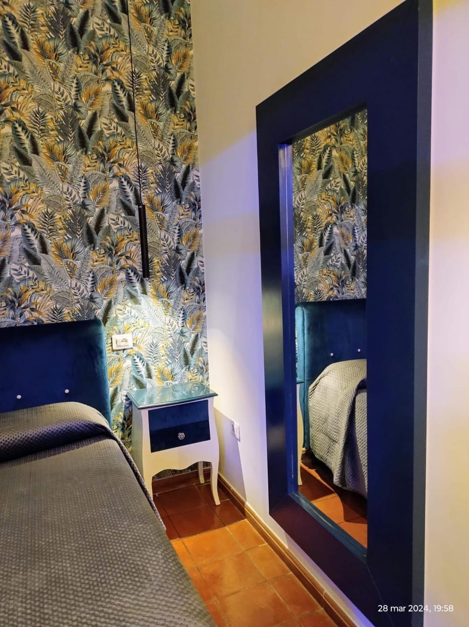 Holding House -Close train station and port Bed and Breakfast in Salerno