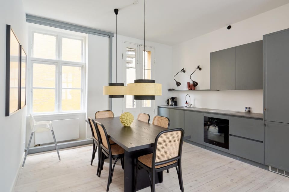 Kitchen or kitchenette, Dining area