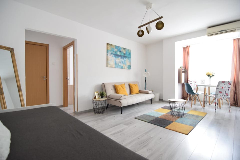 Bed, Living room, Seating area, Dining area, air conditioner