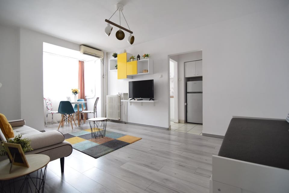 TV and multimedia, Living room, Seating area, Dining area