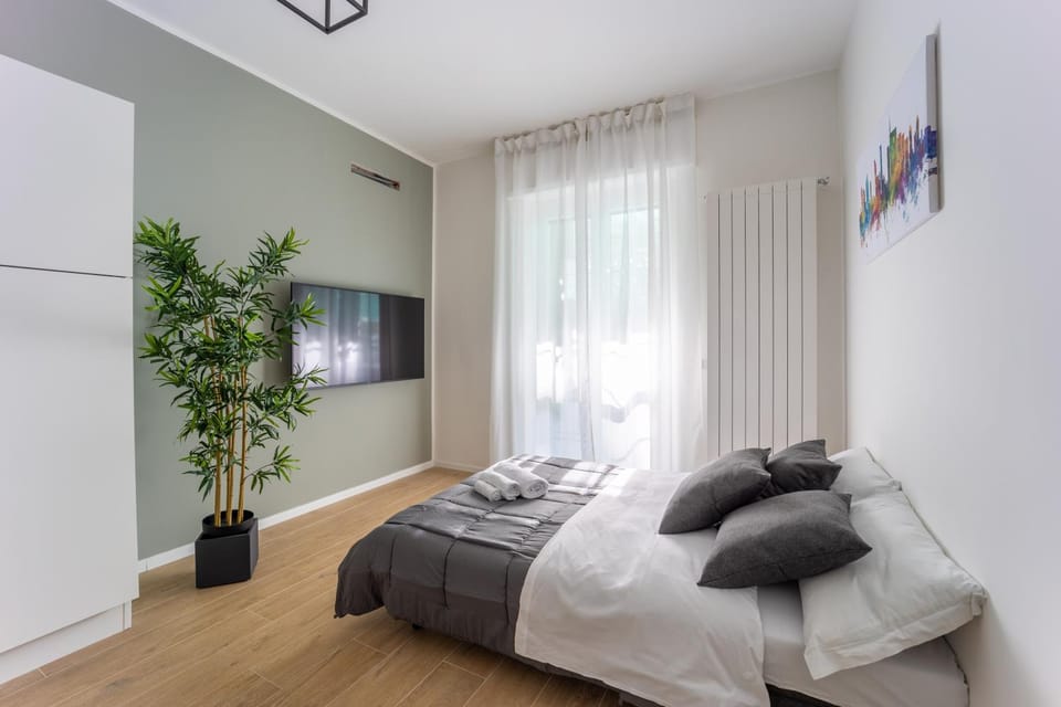 Bed, TV and multimedia, Photo of the whole room, Bedroom, towels, air conditioner