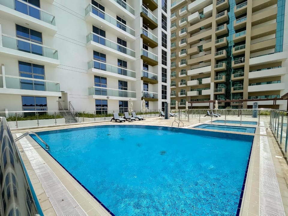 Property building, Day, Pool view, Swimming pool, Swimming pool, sunbed