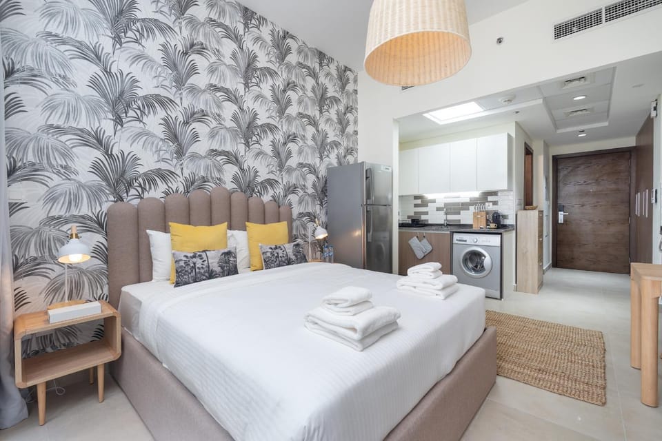 Bed, Kitchen or kitchenette, Living room, Bedroom, oven, stove, towels