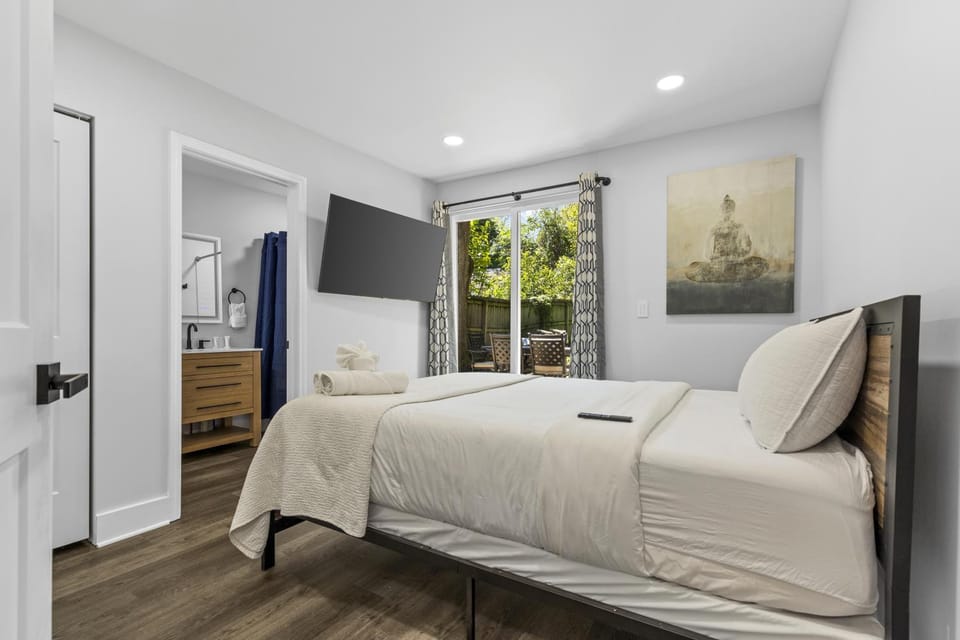 4BR Bright and Modern - Close to Everything House in Charlotte