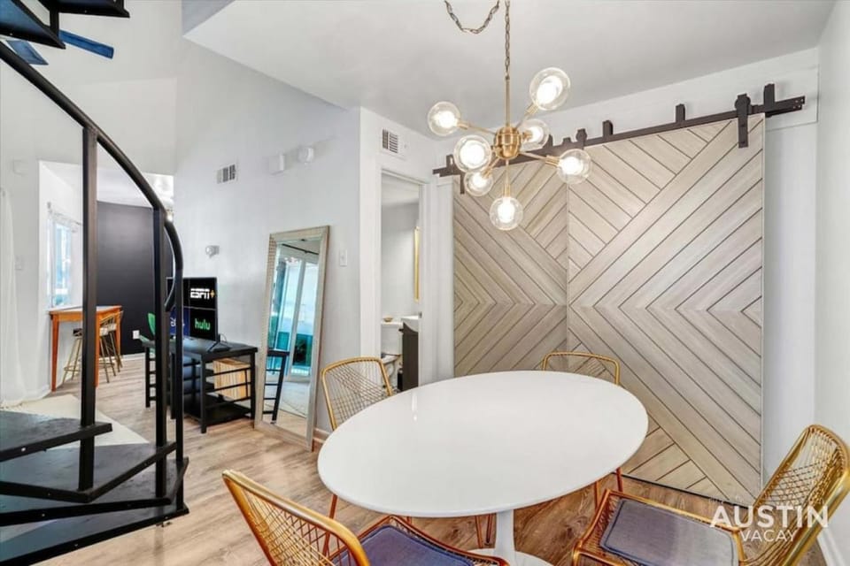 Cool Down On Riverside Free Parking and Shared Pool House in Austin
