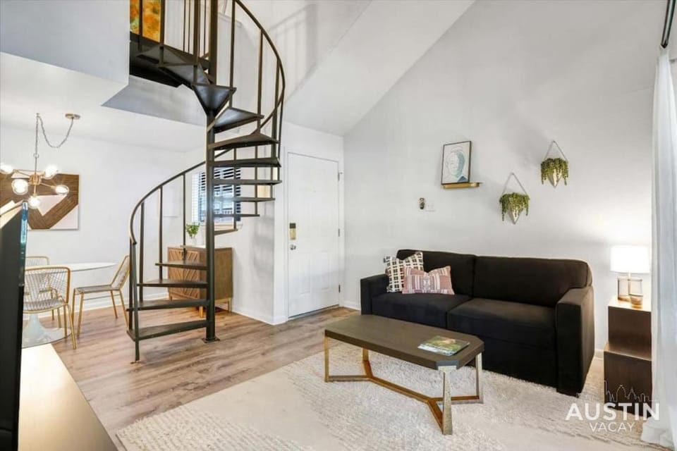 Cool Down On Riverside Free Parking and Shared Pool House in Austin
