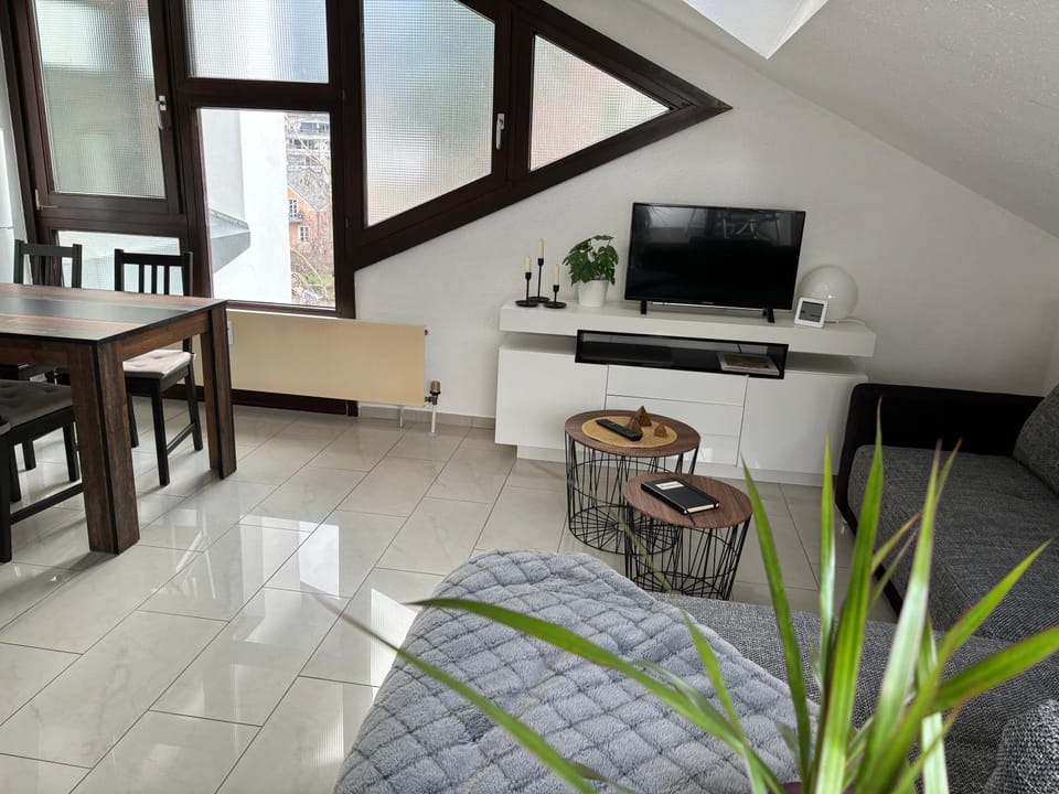 Communal lounge/ TV room, TV and multimedia, Living room, Seating area, Dining area
