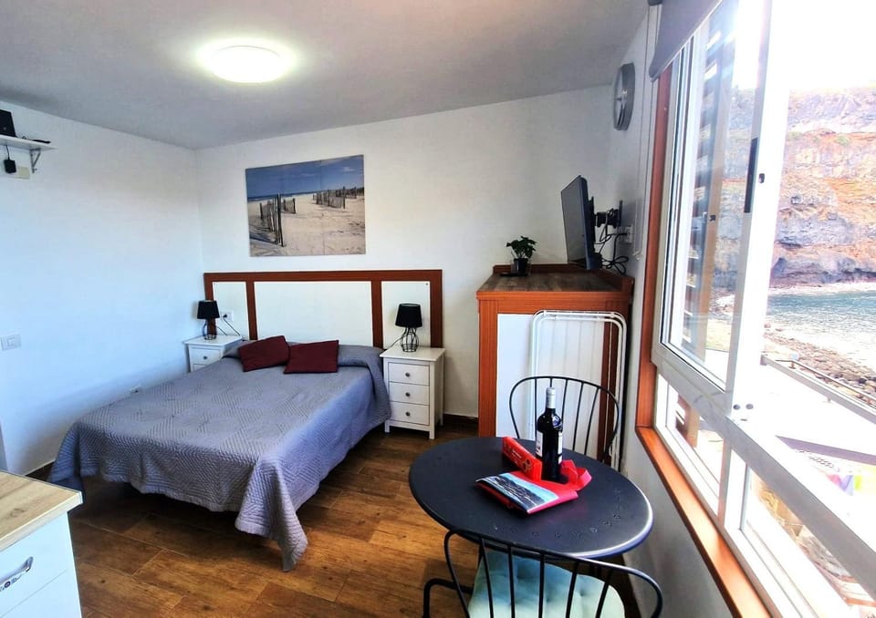 Bed, Dining area