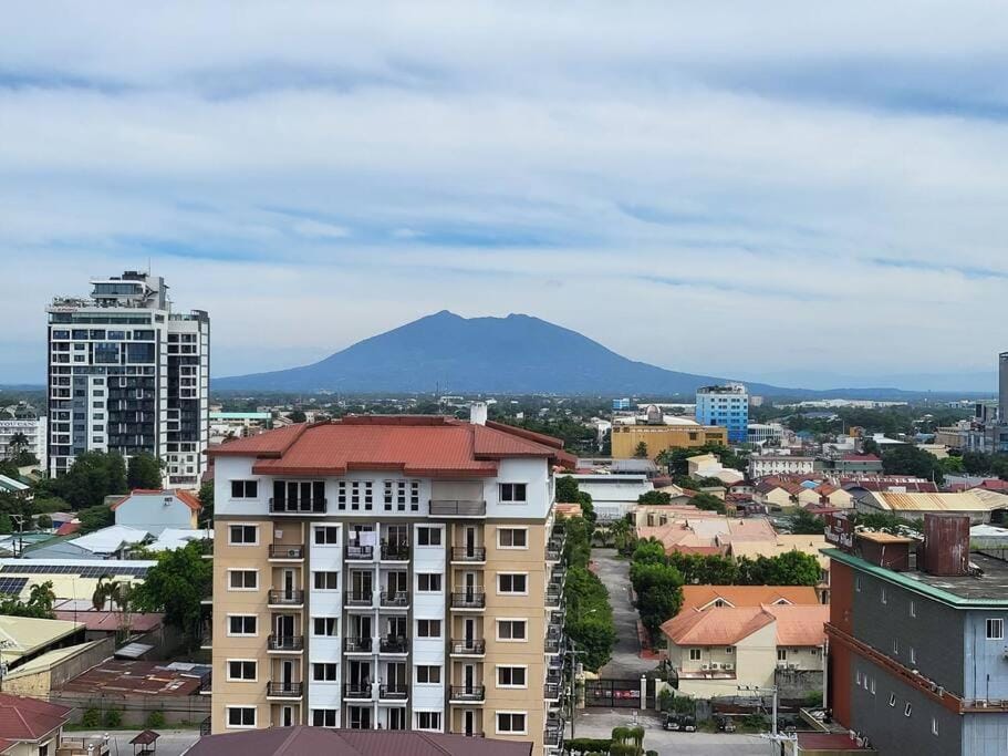 Sheryll Escapes - Kandi Palace Posh 9th floor new studio with King bed and housekeeping Apartment in Angeles