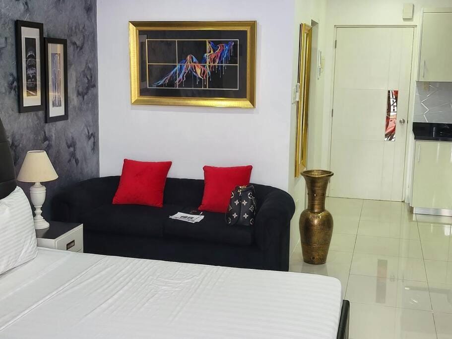 Sheryll Escapes - Kandi Palace Posh 9th floor new studio with King bed and housekeeping Apartment in Angeles