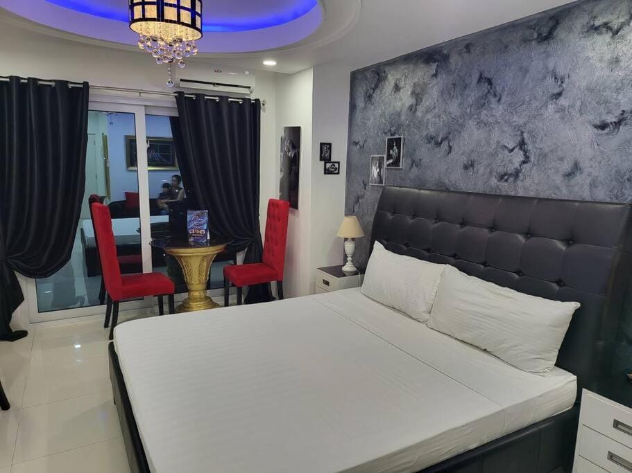 Sheryll Escapes - Kandi Palace Posh 9th floor new studio with King bed and housekeeping Apartment in Angeles