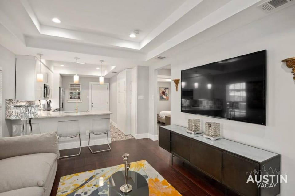 Walk to UT and E 6th in ATX House and Free Swim Club by Austin Vacay House in Austin