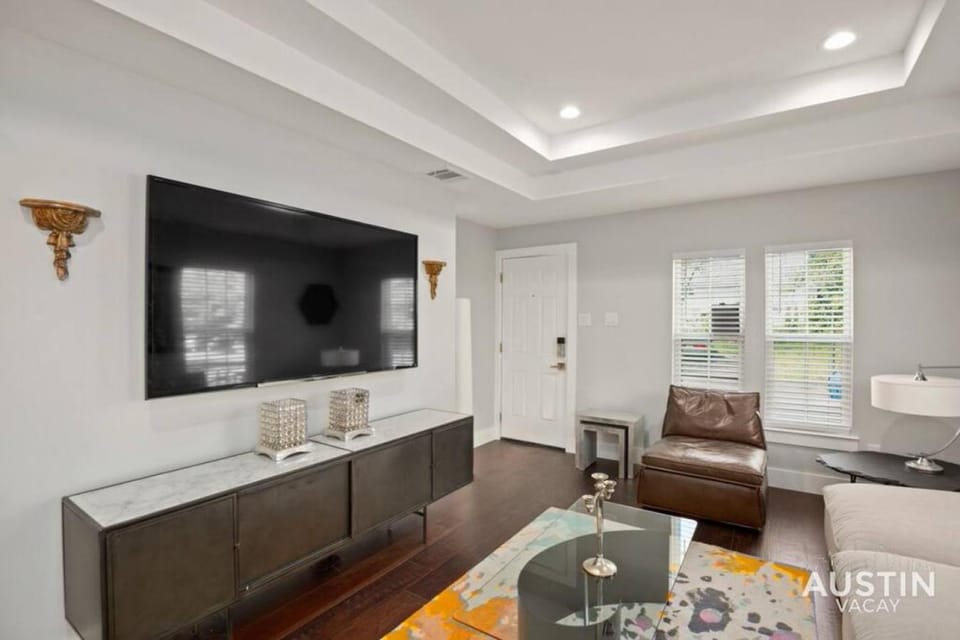 Walk to UT and E 6th in ATX House and Free Swim Club by Austin Vacay House in Austin