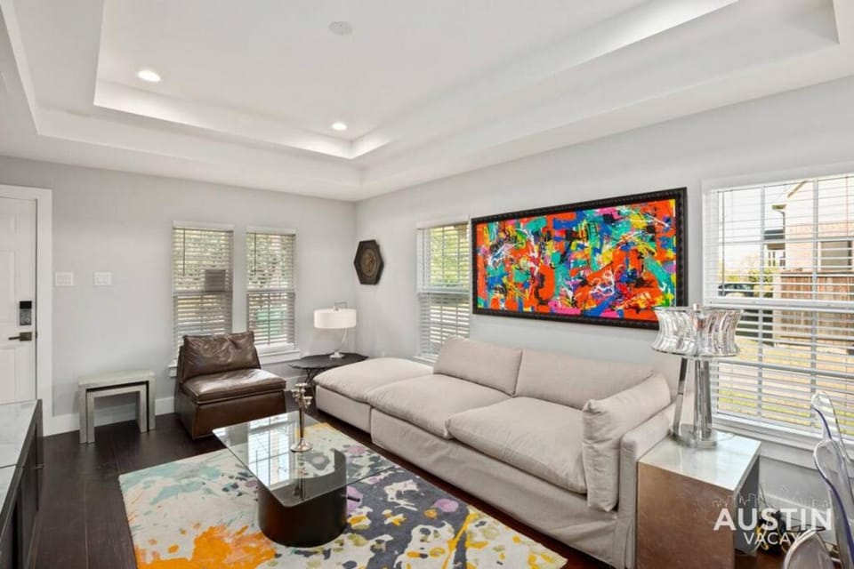 Walk to UT and E 6th in ATX House and Free Swim Club by Austin Vacay House in Austin
