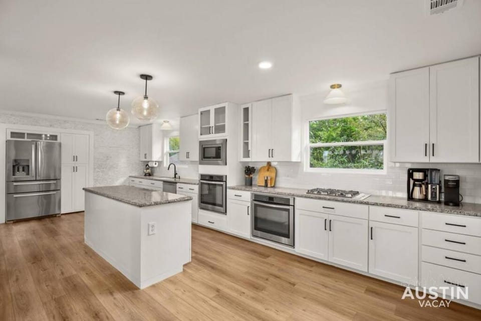 Capitol View DT w Elevator with Free Swim Club Access House in Austin