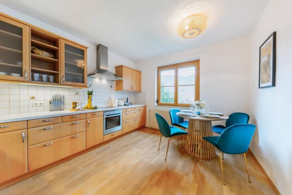 Kitchen or kitchenette, Seating area