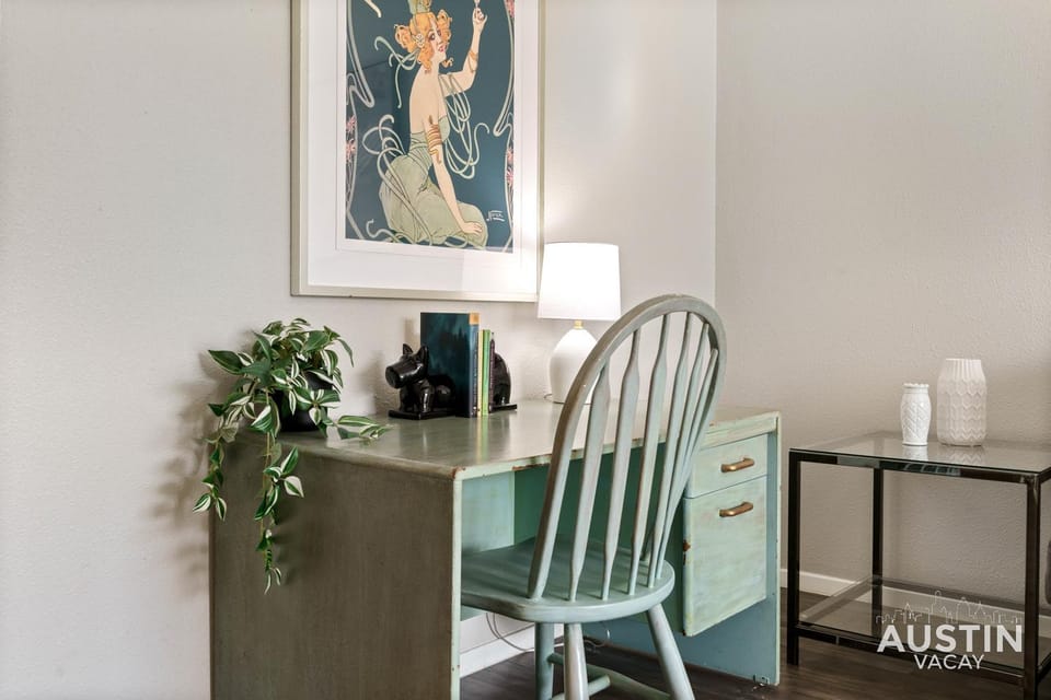 Walk to Barton Springs Spacious Apt Backyard Apartment in Zilker