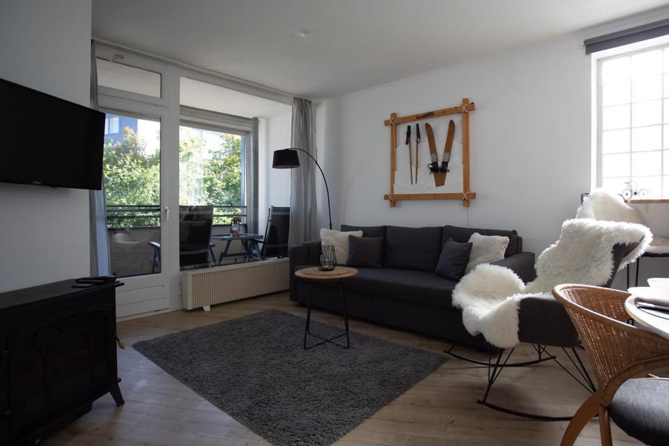 TV and multimedia, Living room, Seating area, Evening entertainment