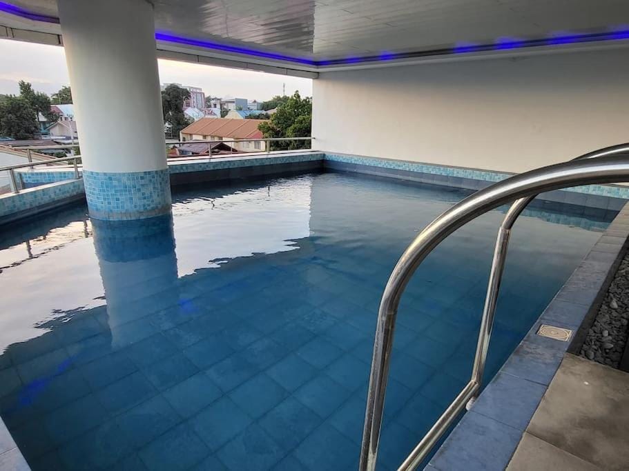 Sheryll Escapes - Kandi Tower 3 premium loft 1BR on 8th floor with 2CR & 2 balconies Apartment in Angeles