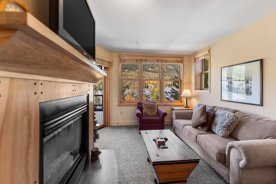 TV and multimedia, View (from property/room), Living room, Seating area, Mountain view, fireplace, furniture