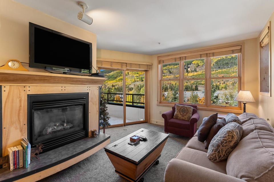 Day, TV and multimedia, Balcony/Terrace, Living room, Seating area, Autumn, Mountain view, fireplace, furniture