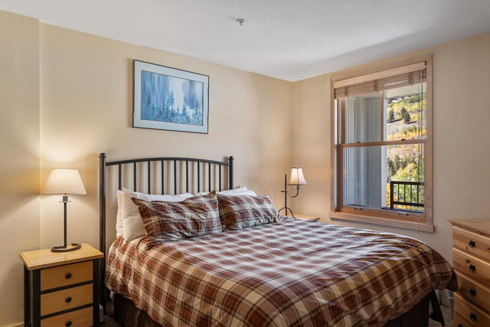 Bed, Bedroom, Mountain view, furniture