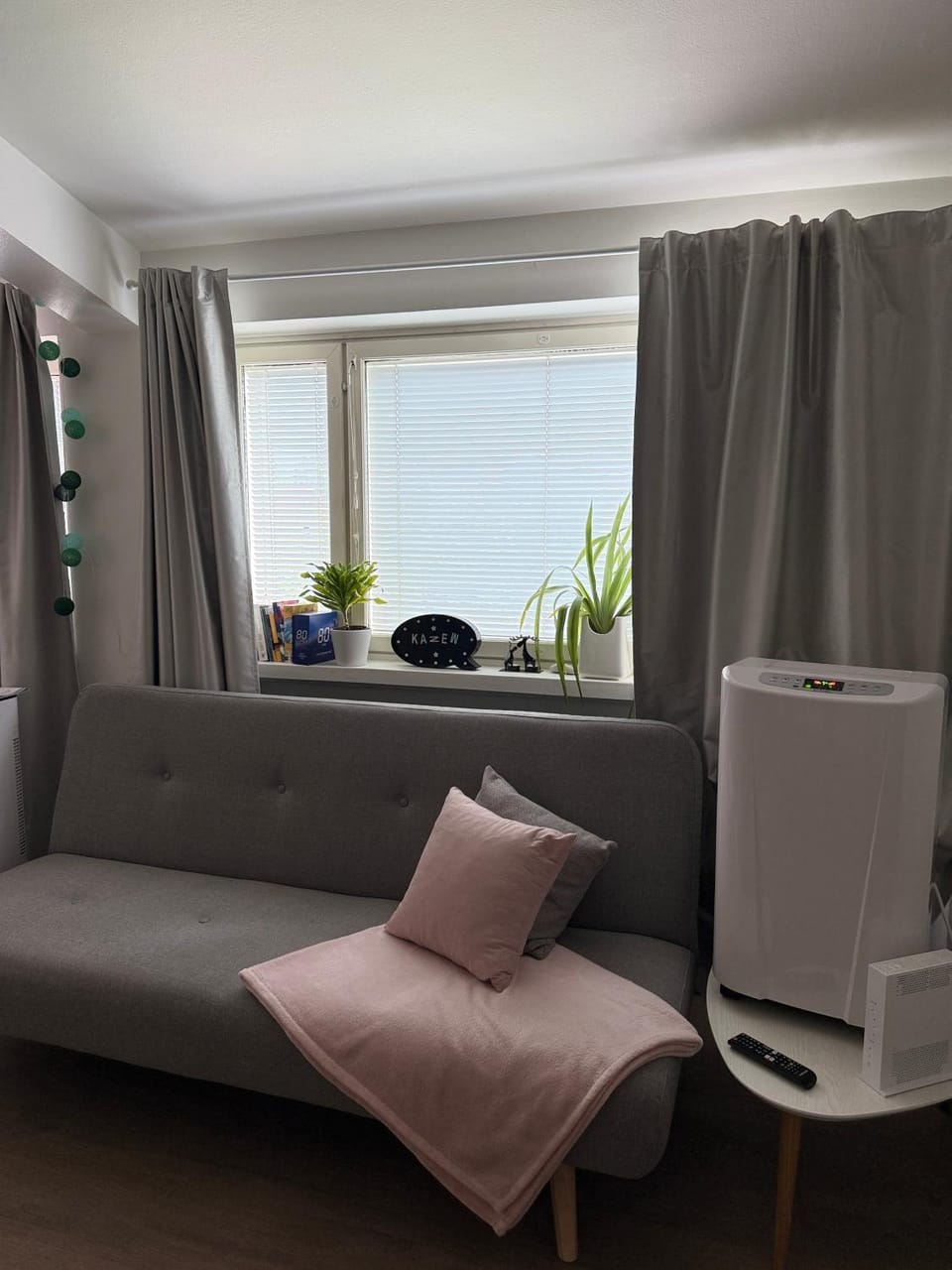 Bed, Living room, Seating area, air conditioner