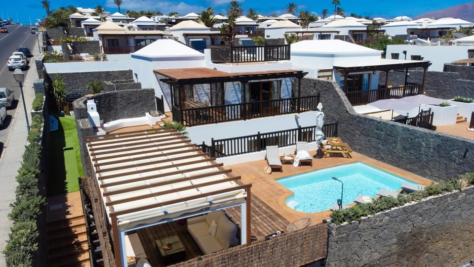 Property building, Patio, Day, Pool view, Street view, Swimming pool, Location, sunbed