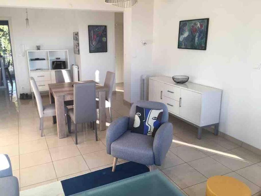 L'Albertini-Appartement élégant avec terrasse-Parking gratuit- Apartment in Béziers