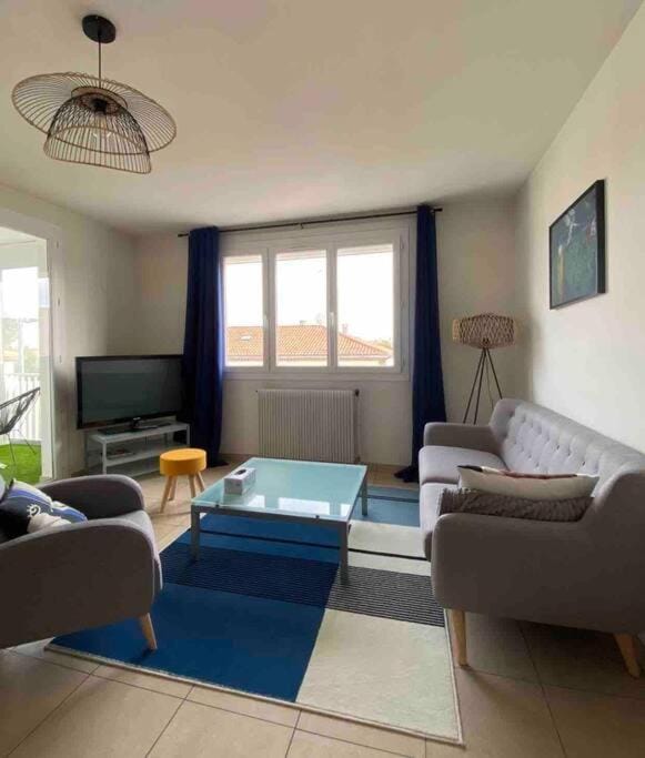 L'Albertini-Appartement élégant avec terrasse-Parking gratuit- Apartment in Béziers