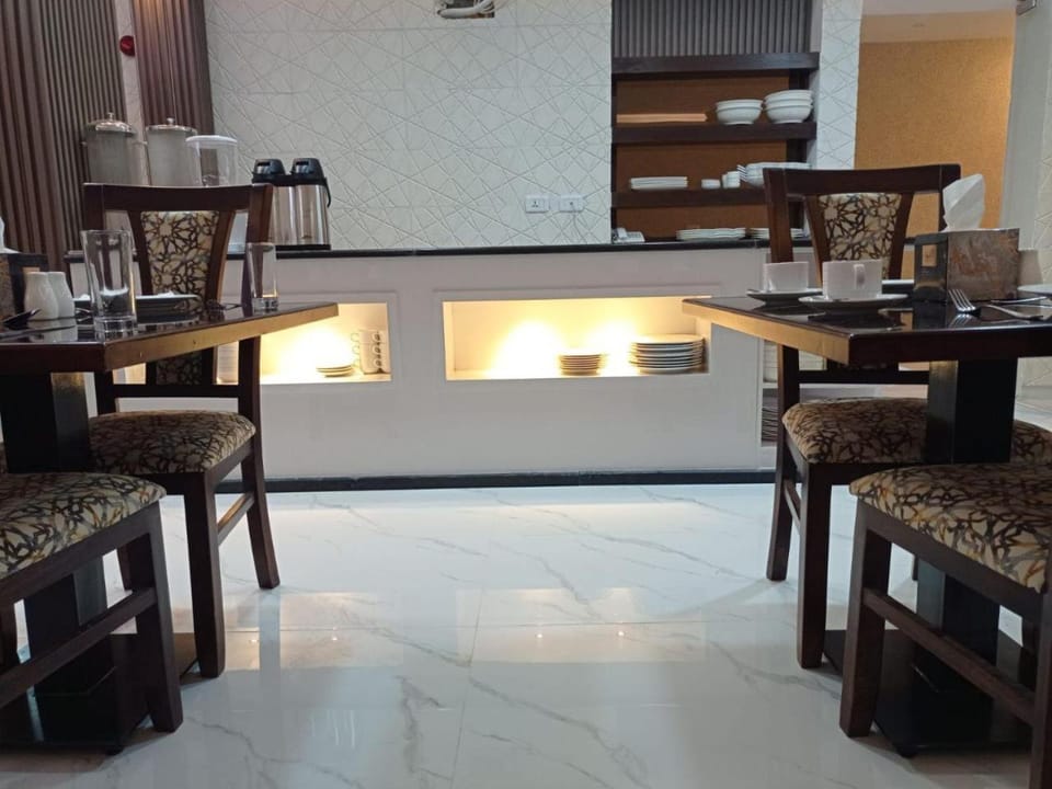 Food and drinks, Dining area, Food