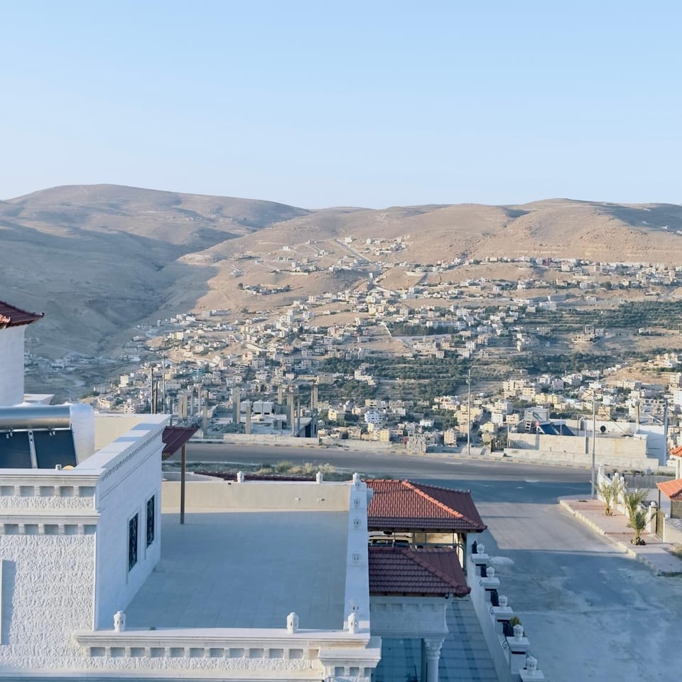 Property building, Day, Neighbourhood, Natural landscape, Mountain view, Street view