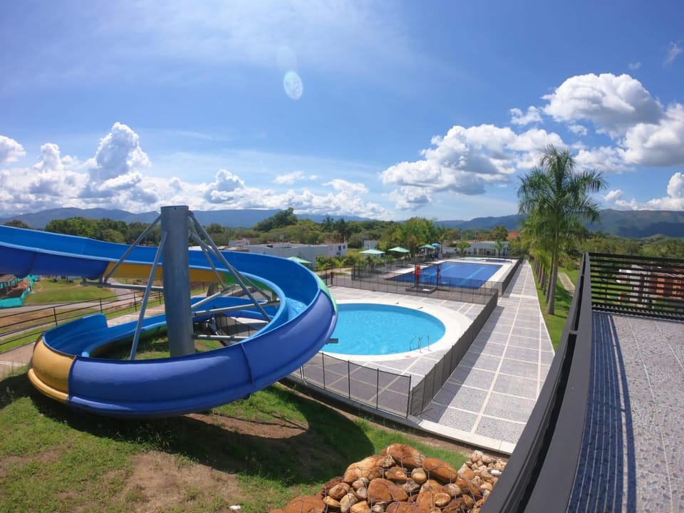 Piscina privada y mucha tranquilidad. House in Tolima