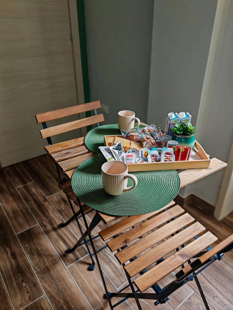 Coffee/tea facilities, Food and drinks, Food