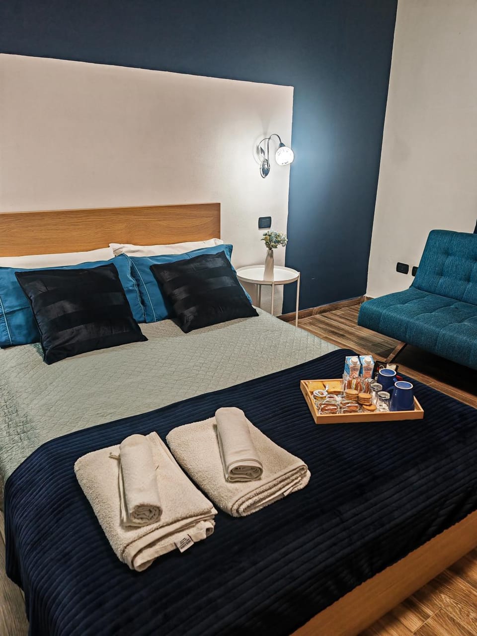 Bed, Photo of the whole room, Bedroom, towels