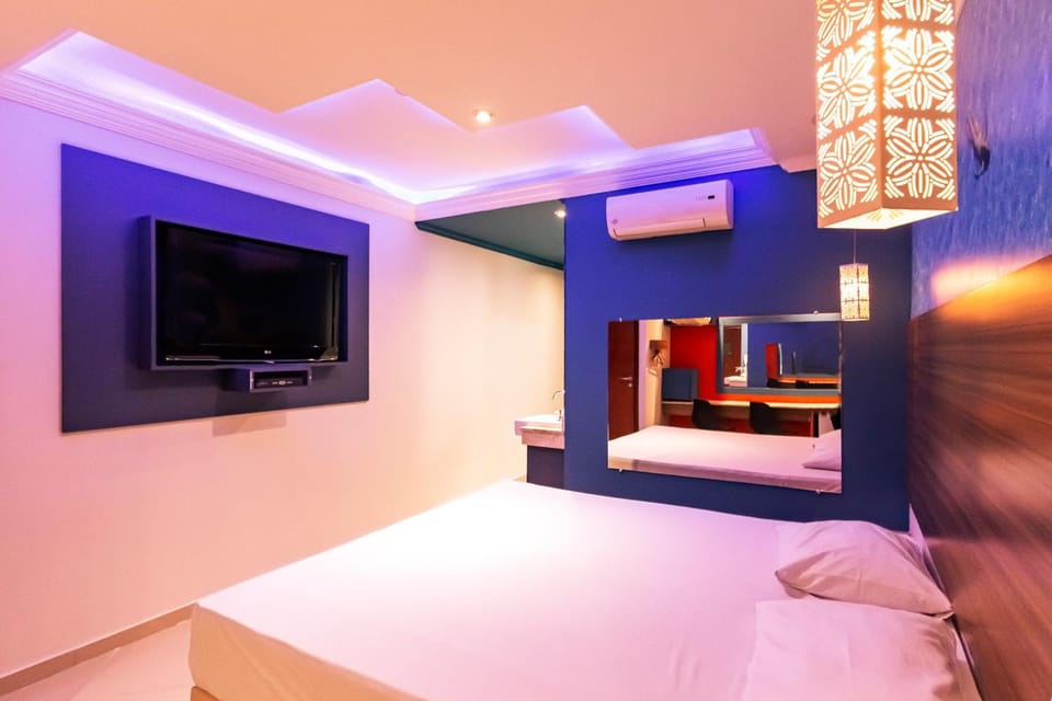 Bed, TV and multimedia, Photo of the whole room, Bedroom