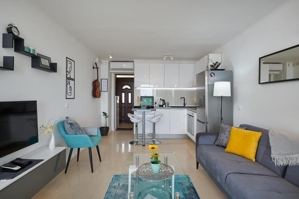 Kitchen or kitchenette, Living room, Seating area, Dining area