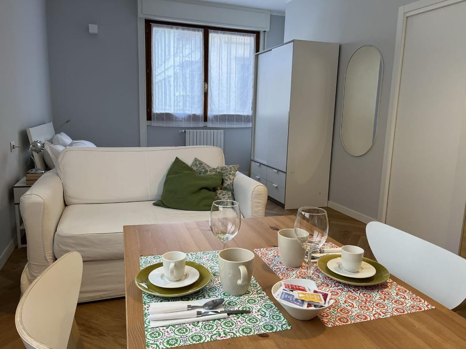 Living room, Seating area, Dining area, Lunch
