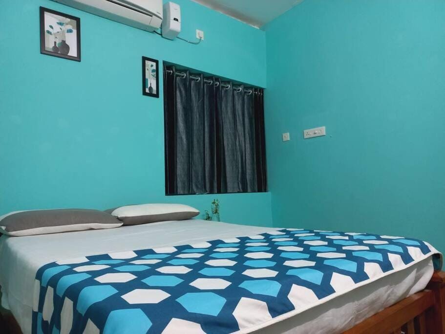 Photo of the whole room, Bedroom