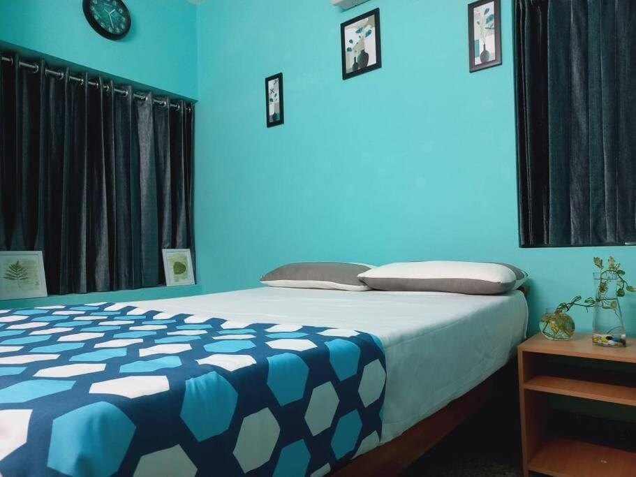 Photo of the whole room, Bedroom
