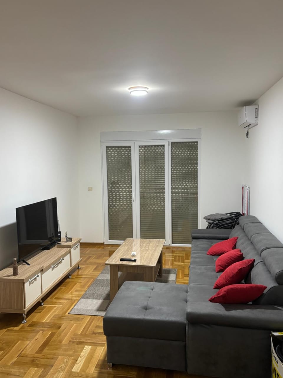 TV and multimedia, Living room, Seating area, Evening entertainment