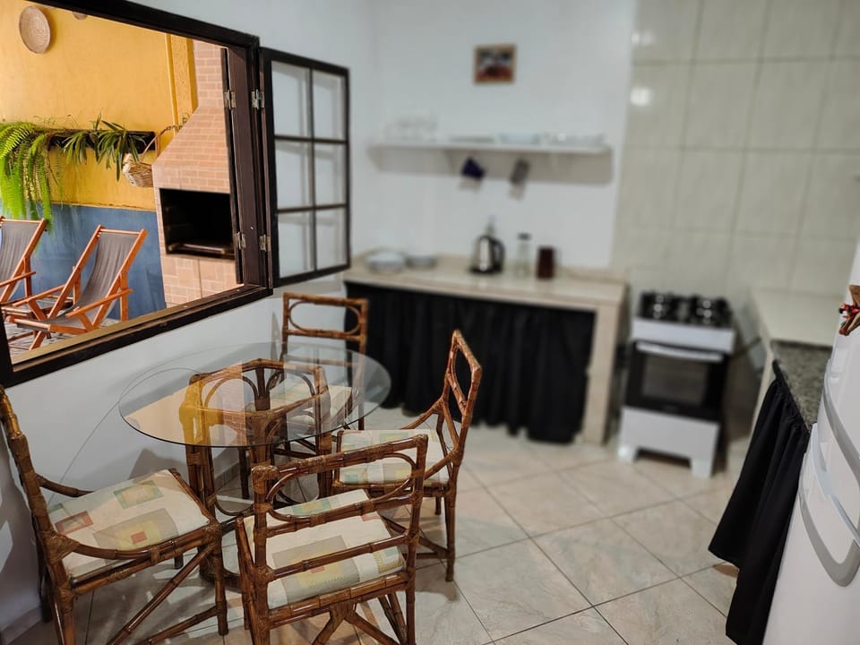 Kitchen or kitchenette, Dining area, oven, stove