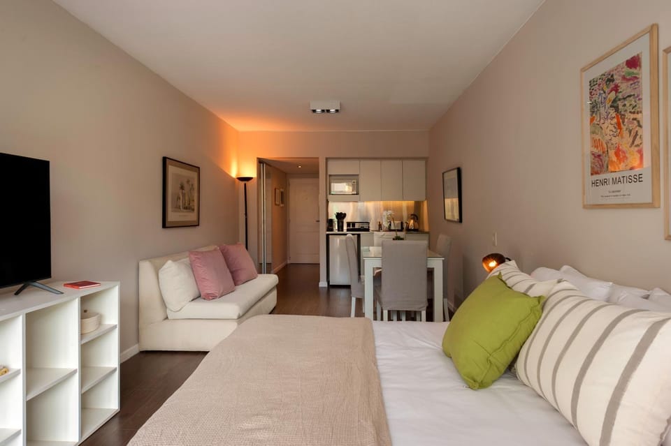 Bed, TV and multimedia, Kitchen or kitchenette, Living room, Photo of the whole room, Dining area