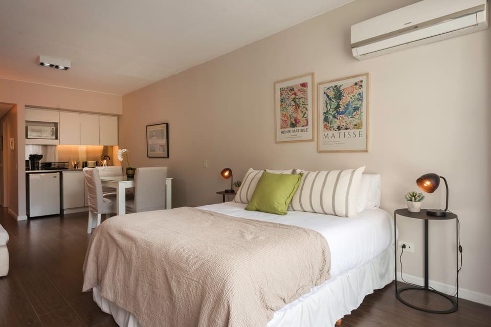 Bed, Kitchen or kitchenette, Photo of the whole room, Bedroom, air conditioner