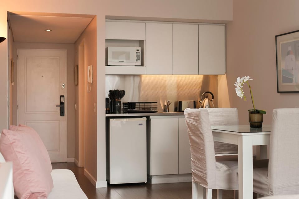 Coffee/tea facilities, Kitchen or kitchenette, Dining area, minibar, stove, toaster