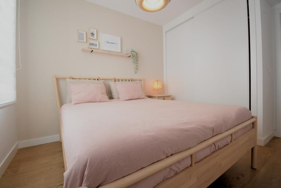 Photo of the whole room, Bedroom