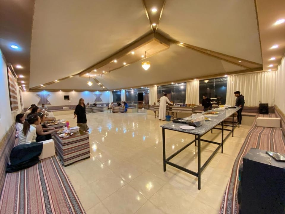Restaurant/places to eat, Living room, Seating area
