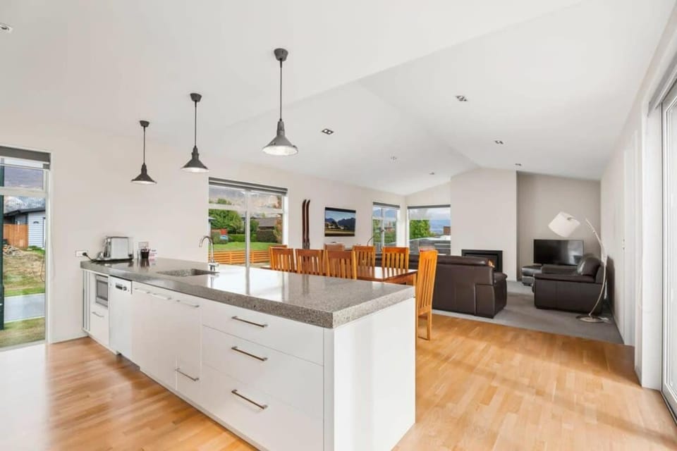 Sunny Dreams House in Wanaka